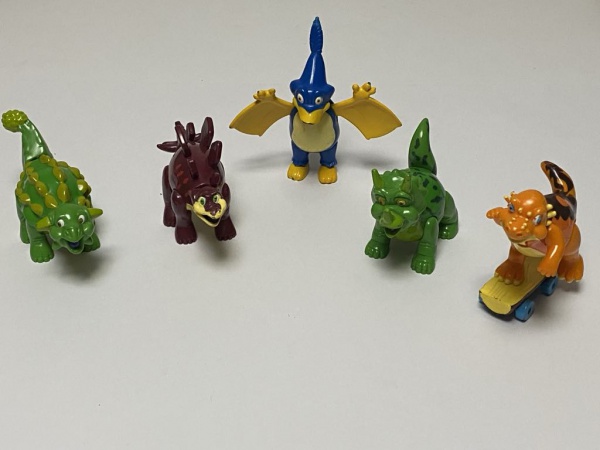 Brinquedo - T-Rex Cafe - conjunto com 5 unidades. Personagens: Cosmo (Estegossauro), Trixie (Triceratops), Sebastian (Anquilossauro), Sly (Paquicefalossauro) e Tabitha (Pteranodonte). Itens em bom estado. Podem conter marcas de uso e desgastes (ver fotos).