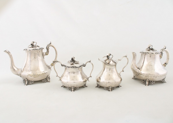 Aparelho de chá e café em prata portuguesa, contraste P Coroa, prateiro JM. Corpo bojudo, cinzelado