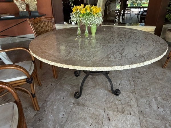 Mesa redonda base de ferro forje e tampo de mármore , na tonalidade bege .Mede : diâmetro x
