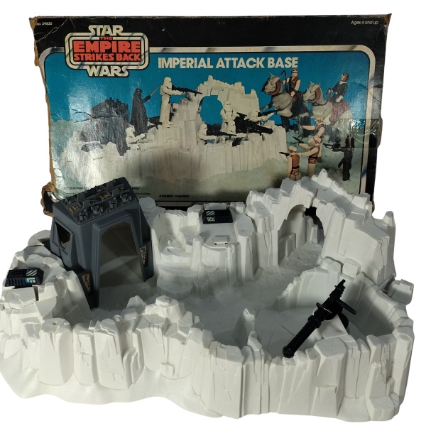 Playset original Imperial Attack Base (Echo Base) da linha vintage Kenner, produzido em 1980 nos Est