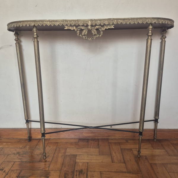 Joias . Antigo aparador em estilo art nouveau feito de bronze e madeira de lei. A peça ...