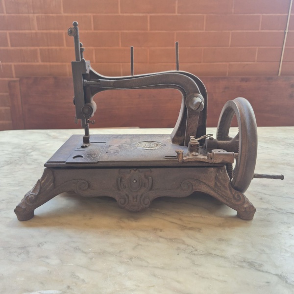 Joias . Antiga máquina de costura manual "Rhenania" feita no Brasil. A peça tem ...