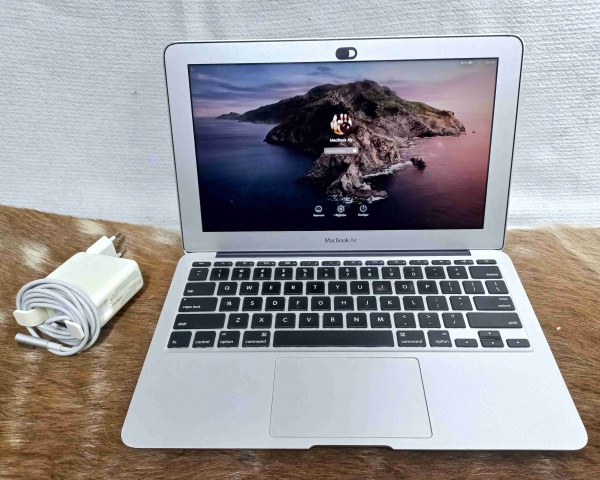 MACBOOK AIR 2011- Funcionando perfeitamente. Tela 19 pol