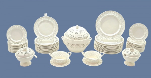 Joias . LEEDSWARE CLASSICAL CREAMWARE, ENGLAND - Parte de serviço de jantar com 69 ...
