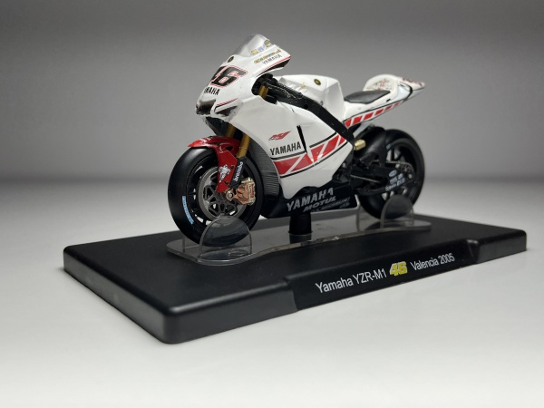 2005 Yamaha YZR-M1 Branco e Vermelho #46 Valentino Ross