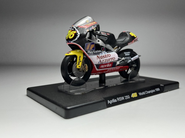 2005 Yamaha YZR-M1 Branco e Vermelho #46 Valentino Ross