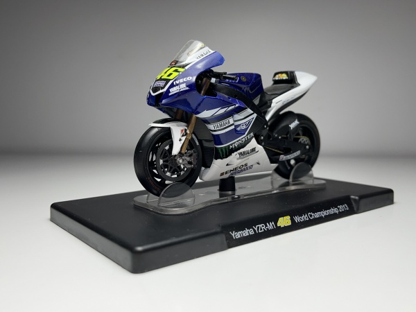 2005 Yamaha YZR-M1 Branco e Vermelho #46 Valentino Ross