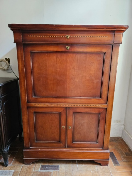 Antiga escrivaninha de abrir estilo Louis XVI, caracterizada por suas linhas retas, simetria e ornamentação inspirada na antiguidade clássica, com três gavetas, duas prateleiras, med. 1,48m altura x 1,07m comprimento x 0,51cm profundidade