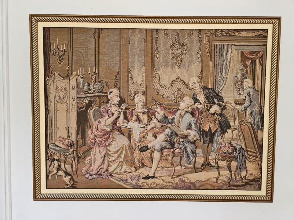Quadro / Tapeçaria francesa estilo Gobelin emoldurada, caracterizada por detalhes ricos, cenas românticas ou históricas e técnica de tecelagem que imita bordados antigos. Med. 1,15m altura x 1,50m largura