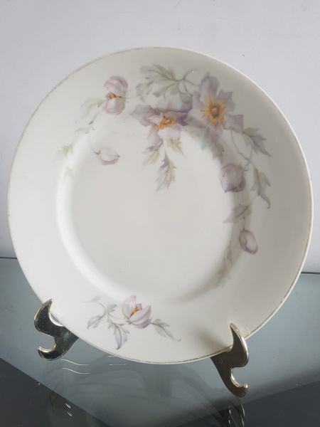 Prato Raso em Porcelana Polonesa, Cmielow, multicolor,  tema floral  . 24 cm de diâmetro   A265