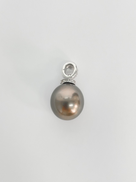 PINGENTE, HSTERN, EM OURO BRANCO, 18K, DIAMANTE, NÃO DEFINIDO, TAMANHO: 2,0CM, PESO: 3.4 gr, DIAMANTES: 3X 0,011 - 9X 0,003, TOTAL DE : 0.06 CT, PEDRA COLORIDA: 1X PEROLA DE 11mm |REF: I12356