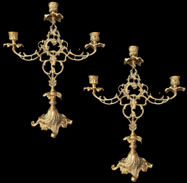 Joias . Grande e imponente par de candelabros de mesa em bronze maciço, ricamente ...