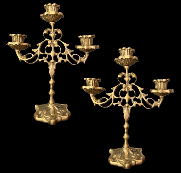 Joias . Elegante par de candelabros de mesa em bronze maciço, com acabamento polido, ...
