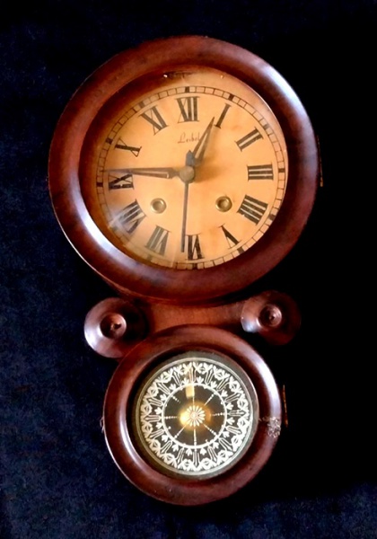 !RELÓGIO - Pequeno relógio de parede, dito oitinho, caixa em madeira, mostrador em algarismo romano,