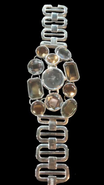 Relogio feminino da GUESS com SWAROVSKI com cristais fume, ambar e rose. Metal na cor prata.  Linda peça de coleçao.   Dúvidas, mais fotos ou vídeos, pergunte antes de lançar no WhatsApp 11942281903 Flavia ou Insta @stagevilla