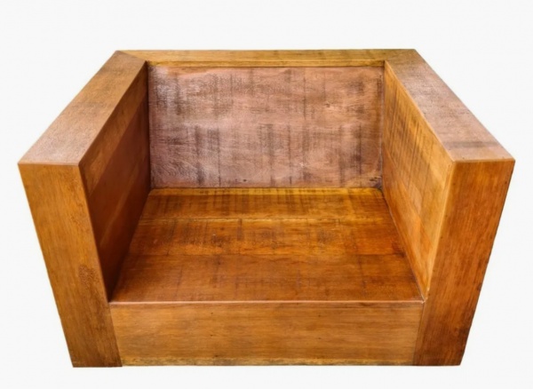 Poltrona em madeira de demoliçao.  Medidas: 1,10m de largura  x 90cm de profundidade por  65cm de altura . Lote encontra se em São Paulo no bairro de Perdizes. Estr lote é uma poltrona domrnte , o par participa deste mesmo leilao .Dúvidas ou mais fotos ou vídeos favor entrar em contato conosco através do @stagevilla ou no telefone/whatsapp 11 942281903 falar com Flávia.