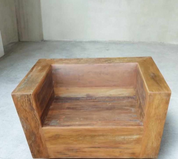 Poltrona em madeira de demoliçao. Fazia parte dum conjunto de sala completo com sofá, mesa e  com o par no lote 88 deste leilao .    Medidas: 1,10m de largura  x 90cm de profundidade por  65cm de altura . Lote encontra se em São Paulo no bairro de Perdizes. Dúvidas ou mais fotos ou vídeos favor entrar em contato conosco através do @stagevilla ou no telefone/whatsapp 11 942281903 falar com Flávia.