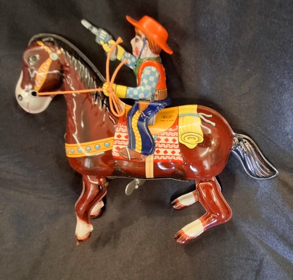 Arte . Wind Up Brave Cowboy.  Brinquedo de lata com pintura li foto 1