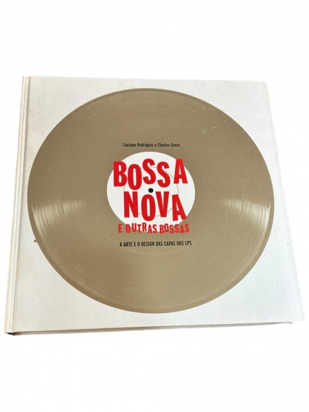 Bossa Nova e Outras Bossas Arte e o Design das Capas dos Lps (N/D) de Caetano Rodrigues e Charles Gavin; Editora Viva Rio; Encadernação editorial; 31x31cm; 311p; Livro em ótimo estado, capa com leves desgastes, Vem em estojo