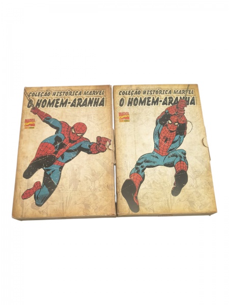 2 Box de, Coleção Histórica Marvel - O Homem-Aranha (No. 1 ao 8 - 2013-2014); Editora Panini Comics; Encadernação em brochura; 26,5x17,5cm; Em bom estado com manchas de oxidação nas box e no miolo