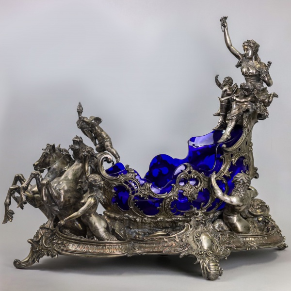 MAGNÍFICO E RARO CENTRO DE MESA ESCULTÓRICO PARA FLORES, CONCEBIDO SEGUNDO O ESTILO DE LOUIS XIV, RE