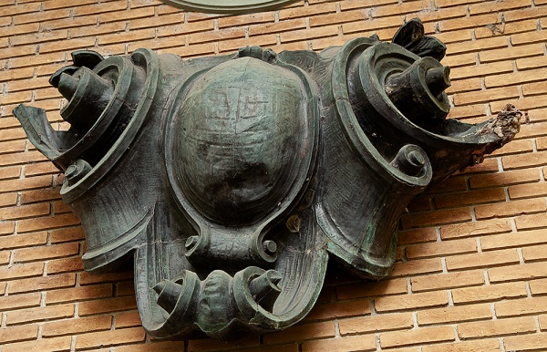 Raro e importante florão em voluta, executado em cobre, proveniente do Palácio Monroe, adquirido por