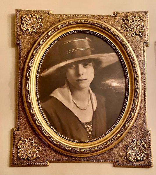 belíssima moldura toda trabalhada com Foto Antiga, cor dourada , 4 cantos com ramos e folhas estilo d. Joao V, no meio parte oval toda perolada ao redor, medindo 77 cm altura x 67 cm largura, vintage