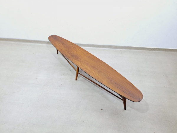 "Banco do Liceu de Artes e Ofícios, em Caviúna, recentemente restaurado, com design clássico e e