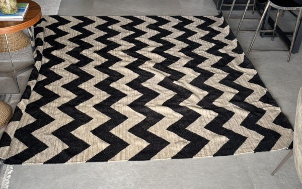 Lote 124 GRANDE TAPETE KILIM ARTESANAL CONTEMPORÂNEO EM LÃ NATURAL, PADRÃO CHEVRON PRETO ... Valor d