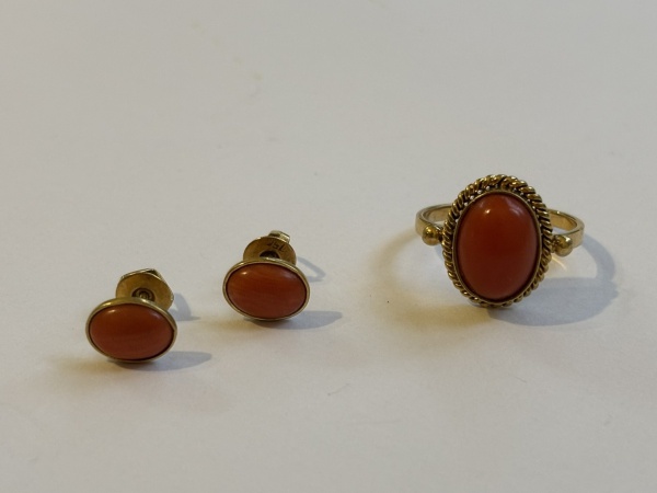 Lote 19 CONJUNTO COM ANEL E PAR DE BRINCOS EM OURO AMARELO 18K COM CORAL. ARO DO ANEL ... Valor inic
