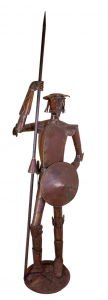 Dom Quixote. Escultura executada em ferro acompanhada dos elementos do personagem, como lança longa,
