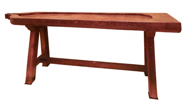 Aparador na forma de queijeira. 242 x 52 x 87 cm. A retirada desse lote deve ser feita pelo Arremata