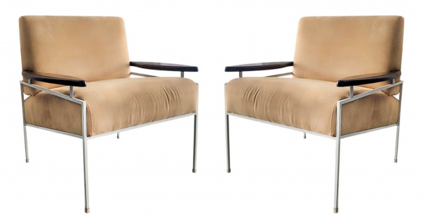 ANOS 60. Par de poltronas com estrutura executada em ferro maciço e braços em Jacarandá. 77 x 74 x 6