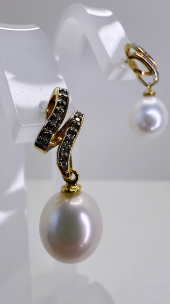 Joias . MEIA ALIANÇA CONFECCIONADA EM OURO AMARELO 18K. COM 8 E foto 7