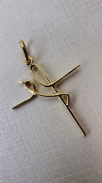 Joias . BRINCO ARGOLA TORCIDA CONFECCIONADA EM OURO AMARELO 18K foto 3