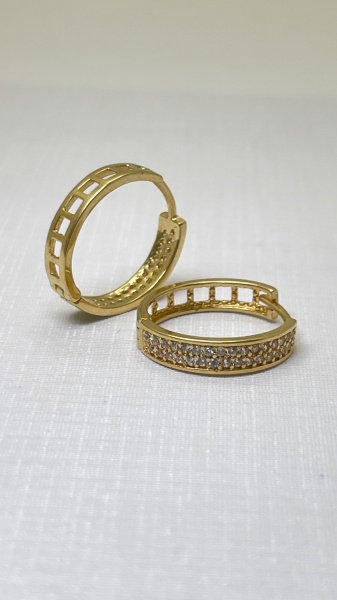Joias . MEIA ALIANÇA CONFECCIONADO EM OURO AMARELO 18K, COM ZIR foto 6