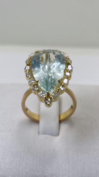 Joias . MEIA ALIANÇA CONFECCIONADO EM OURO AMARELO 18K, COM 9 R foto 3