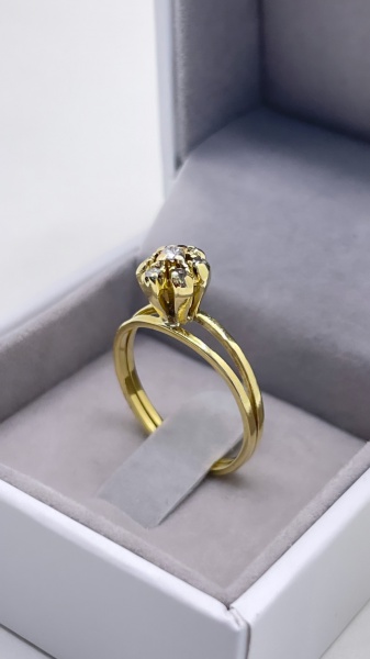 Joias . MEIA ALIANÇA CONFECCIONADO EM OURO AMARELO 18K, COM 9 R foto 6