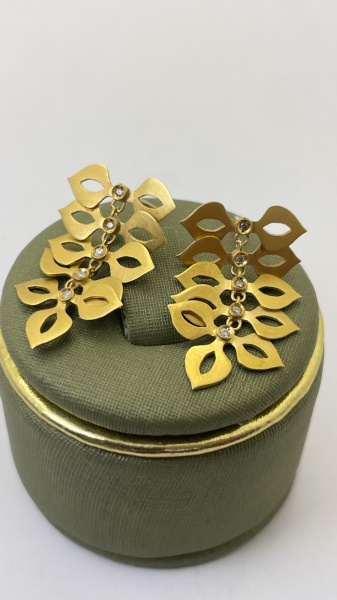 Joias . BRINCO FLOR CONFECCIONADO EM OURO AMARELO 18K, COM 14 B foto 3