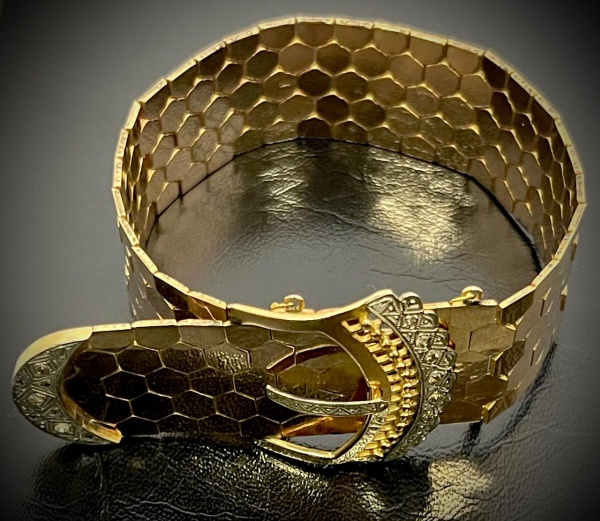 Joias . Pulseira em ouro rosé 750, formato de cinto, malha em colmeia articulada, com ...