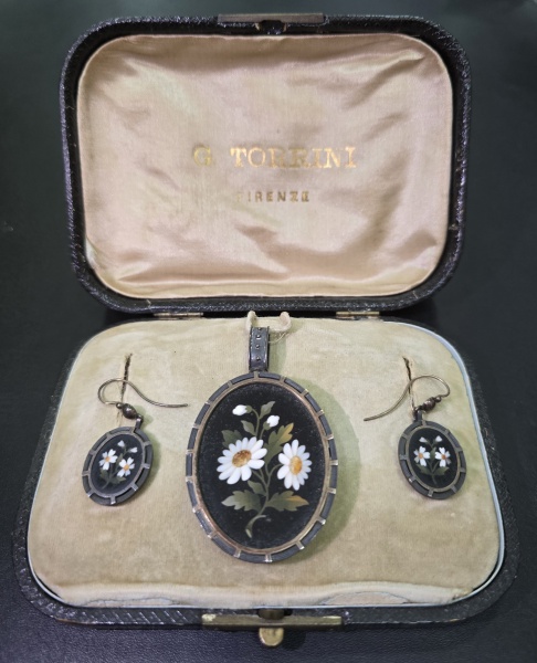 Joias . O conjunto de Broche estilo Camafeu e Brincos, todos em mosaico florentino de ...
