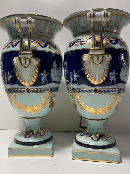 Joias . Magnífico par de ânforas em fina porcelana europeia, estilo LUIZ XVI, ricamente ...