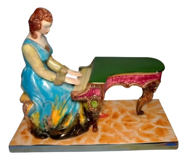 Joias . Magnífica escultura em porcelana tasca policromada no formato de Pianista, peça ...