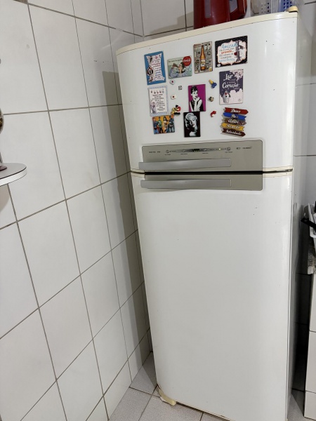Joias . Geladeira Frost Free da marca ELECTROLUX . Modelo duplex, 127V. Funcionando, ...