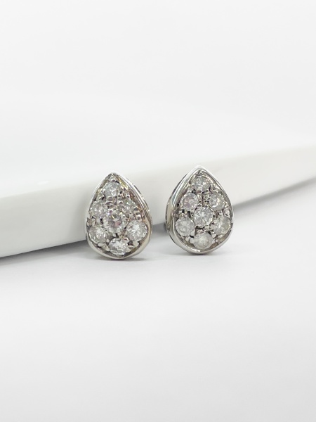 BRINCO, EM OURO BRANCO, 18K, CRAVEJADO, DIAMANTE, TAMANHO: 1,0CM, PESO: 2.5 gr, DIAMANTES: 14X 0,030