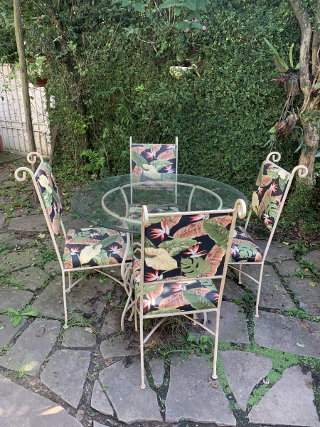 Joias . Conjunto para jardim composto por mesa com tampo circular em vidro e quatro ...