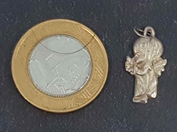 Delicado pingente em prata representando anjinho. Ideal para primeira comunhão