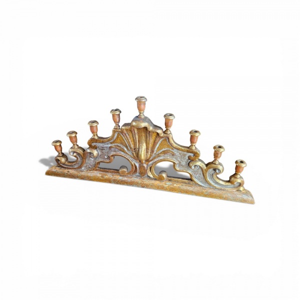Joias . ARTE SACRA - Candelabro de altar de grande proporções. A peça apresenta talha ...