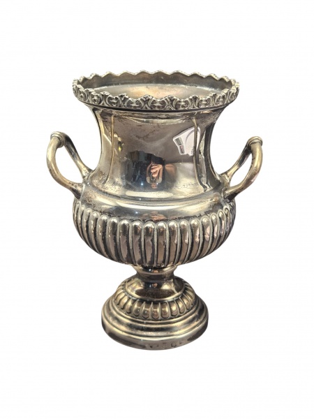 Joias . BELISSIMO FLOREIRO EM PRATA DE LEI TEOR 833 COM FEITIO DE VASO MÉDICE. DUAS ...