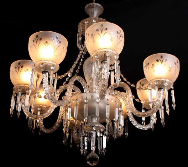 Joias . Magnífico lustre para 8 luzes em cristal francês. Corpo espiralado no feitio de ...